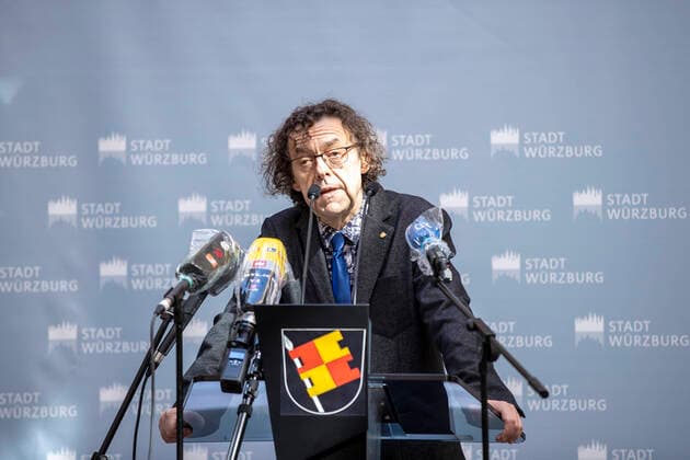 Wuerzburg, Rathaus, 27.03.2020, Pressekonferenz, Wie geht es weiter mit dem Pflegeheim Ehehaltenhaus, St. Nikolaus Bild: Dr. med. Michael Schwab (Chefarzt und Pandemie Arzt des Geriatriezentrum Buergerspital Wuerzburg) Copyright: HMBxMedia xHeikoxBecker