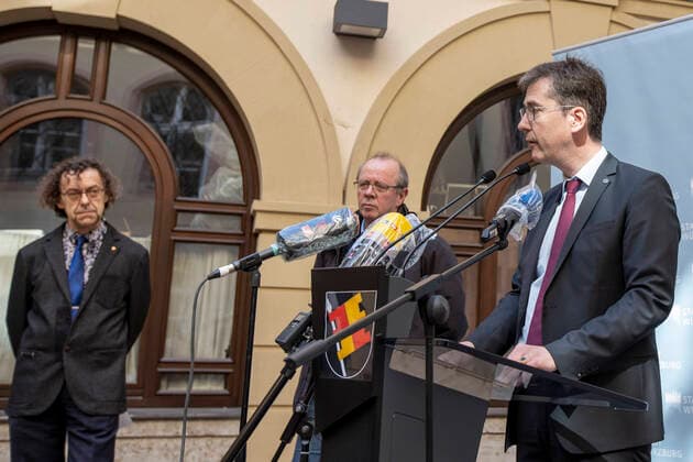 Wuerzburg, Rathaus, 27.03.2020, Pressekonferenz, Wie geht es weiter mit dem Pflegeheim Ehehaltenhaus, St. Nikolaus Bild: Bei der Pressekonferenz stellt Oberbuergermeister Christian Schuchardt klar, dass das Seniorenheim nicht evakuiert wird. v. l. Dr. med. Michael Schwab (Chefarzt und Pandemie Arzt des Geriatriezentrum Buergerspital Wuerzburg), Dr. Johann Loew (Leiter des Gesundheitsamtes fuer Stadt und Landkreis Wuerzburg) und Oberbuergermeister Christian Schuchardt Copyright: HMBxMedia xHeikoxBecker