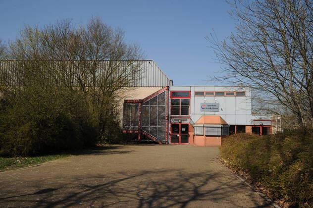 Die Sporthalle In den Fliesen am Freitag (27.03.2020) in Saarlouis. Diese Sporthalle soll demnächst vielleicht als Ausweichpunkt für Corona Patienten zur Verfügung stehen, falls die Krankenhäuser überlastet sind. bub