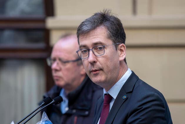 Wuerzburg, Rathaus, 27.03.2020, Pressekonferenz, Wie geht es weiter mit dem Pflegeheim Ehehaltenhaus, St. Nikolaus Bild: Bei der Pressekonferenz stellt Oberbuergermeister Christian Schuchardt klar, dass das Seniorenheim nicht evakuiert wird. Copyright: HMBxMedia xHeikoxBecker