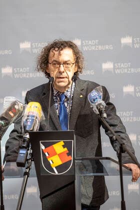 Wuerzburg, Rathaus, 27.03.2020, Pressekonferenz, Wie geht es weiter mit dem Pflegeheim Ehehaltenhaus, St. Nikolaus Bild: Dr. med. Michael Schwab (Chefarzt und Pandemie Arzt des Geriatriezentrum Buergerspital Wuerzburg) Copyright: HMBxMedia xHeikoxBecker