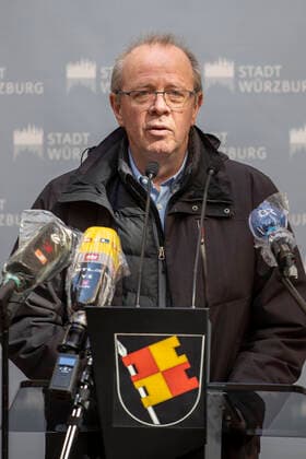 Wuerzburg, Rathaus, 27.03.2020, Pressekonferenz, Wie geht es weiter mit dem Pflegeheim Ehehaltenhaus, St. Nikolaus Bild: Dr. Johann Loew (Leiter des Gesundheitsamtes fuer Stadt und Landkreis Wuerzburg) Copyright: HMBxMedia xHeikoxBecker