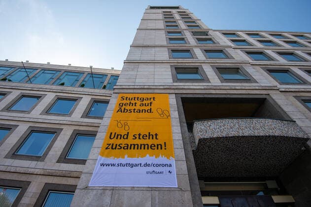 Coronavirus-COVID-19 Banner am Stuttgarter Rathaus : Stuttgart geht auf Abstand-Und steht zusammen. Stuttgart Mitte Baden-Württemberg Deutschland Copyright: xLeif-HendrikxPiechowskix