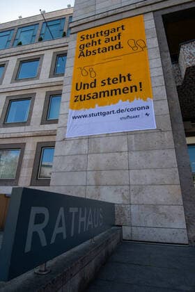 Coronavirus-COVID-19 Banner am Stuttgarter Rathaus : Stuttgart geht auf Abstand-Und steht zusammen. Stuttgart Mitte Baden-Württemberg Deutschland Copyright: xLeif-HendrikxPiechowskix