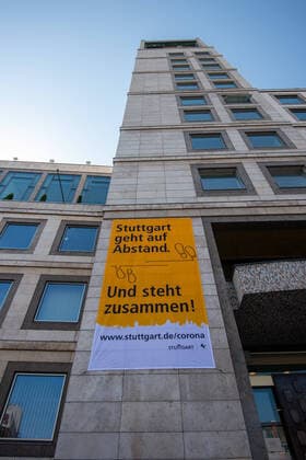 Coronavirus-COVID-19 Banner am Stuttgarter Rathaus : Stuttgart geht auf Abstand-Und steht zusammen. Stuttgart Mitte Baden-Württemberg Deutschland Copyright: xLeif-HendrikxPiechowskix