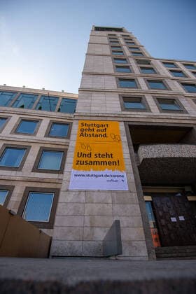Coronavirus-COVID-19 Banner am Stuttgarter Rathaus : Stuttgart geht auf Abstand-Und steht zusammen. Stuttgart Mitte Baden-Württemberg Deutschland Copyright: xLeif-HendrikxPiechowskix