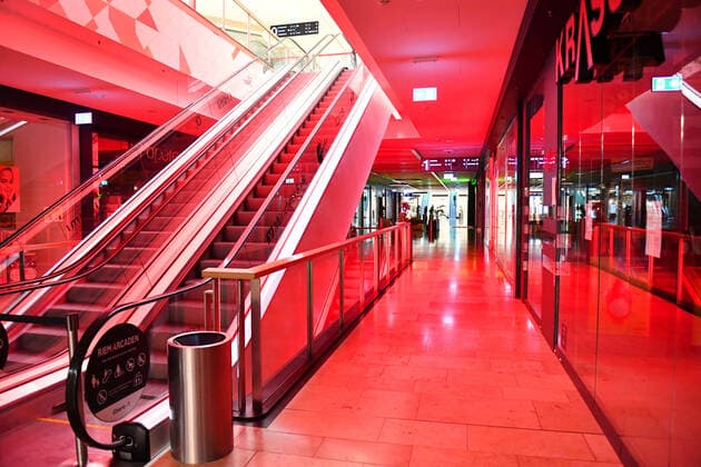 Leere Gaenge und Rolltreppen-geschlossene Laeden,Geschaefte,Shops in Rotlicht getaucht. Geschlossenes Einkaufszentrum wegen Corona Pandemie,Shopping Center,Riem Arcaden am 26.03.2020. Sven Simon Fotoagentur . GmbH & Co. Pressefoto KG Prinzess-Luise-Str. 41 45479 M u e l h e i m R u h r Tel. 0208 9413250 Fax. 0208 9413260 GLS Bank BLZ 430 609 67 Kto. 4030 025 100 IBAN DE75 4306 0967 4030 0251 00 BIC GENODEM1GLS www.svensimon.net