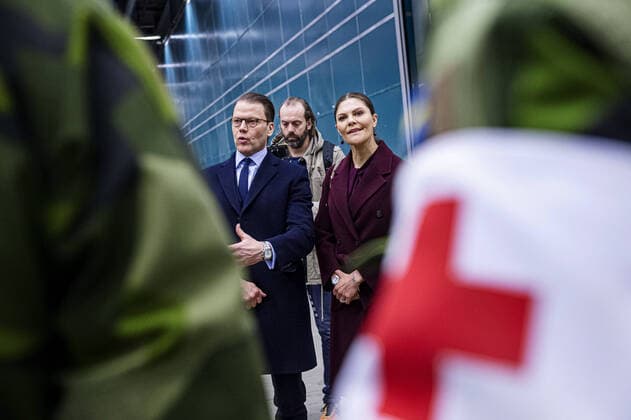 Crown Princess Victoria and Prince Daniel visit the field hospital, which is being built at the Stockholm fair in Älvsjö. 2020-03-26 (c) LORENTZ-ALLARD ROBIN Aftonbladet TT * * * EXPRESS OUT * * * AFTONBLADET 85392 Stockholm Sverige x2512x  Copyright: xLORENTZ-ALLARDxROBIN Aftonbladetx Crown prince couple at field hospital