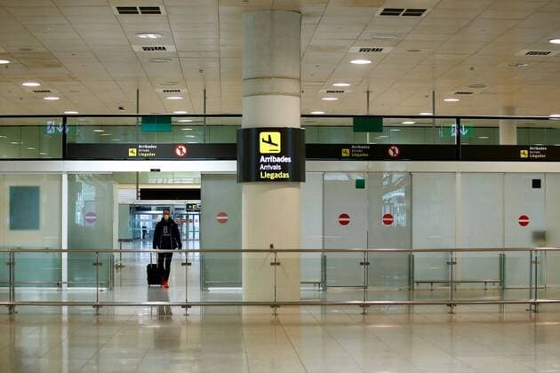 A traveler is seen at terminal 1 at El Prat airport in Barcelona, Spain, 27 March 2020, that will be the only operative terminal because of the cancellation of flights due to the health crisis caused by the coronavirus spread. Spain faces the 13th consecutive day of national lockdown in an effort to slow down the spread of the pandemic COVID-19 disease caused by the SARS-CoV-2 coronavirus. Coronavirus in Spain !ACHTUNG: NUR REDAKTIONELLE NUTZUNG!  Copyright: xQuiquexGarcíax GRAFCAT3710 20200327-637209135736403912