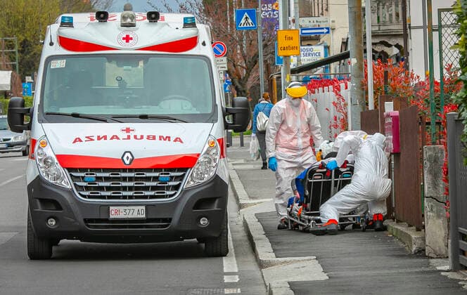 Bergamo Coronavirus - intervention of an ambulance at home in the photo a woman is taken by 118 operators (Foto & xa9;Sergio Agazzi Fotogramma, Bergamo - 2020-03-27) p.s. la foto e utilizzabile nel rispetto del contesto in cui e stata scattata, e senza intento diffamatorio del decoro delle persone rappresentate  Copyright: xFotox& xa9;SergioxAgazzix xFOTOGRAMMAx