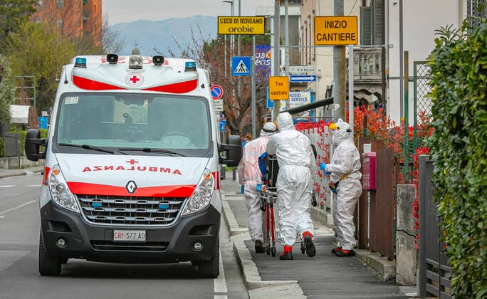 Bergamo Coronavirus - intervention of an ambulance at home in the photo a woman is taken by 118 operators (Foto & xa9;Sergio Agazzi Fotogramma, Bergamo - 2020-03-27) p.s. la foto e utilizzabile nel rispetto del contesto in cui e stata scattata, e senza intento diffamatorio del decoro delle persone rappresentate  Copyright: xFotox& xa9;SergioxAgazzix xFOTOGRAMMAx