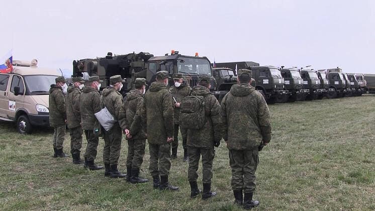 BERGAMO, ITALY - MARCH 27, 2020: Pictured in this video grab are Russian military officers in respirators at an Italian Air Force base on the outskirts of Bergamo in Alpine Lombardy, one of the worst hit regions of Italy during the pandemic of the novel coronavirus (COVID-19). Russia has sent more than 100 military virologists and epidemiologists to Italy to help battle the pandemic. Russian military specialists will be involved in sanitising and disinfecting healthcare facilities, urban infrastructure, and vehicles. Video grab. Defence Ministry of the Russian Federation TASS  TS0D38EE