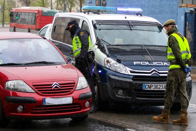 March 27, 2020, Valencia, VALENCIA, SPAIN: Illustration, Control of the National Police (UPA) and the Military of Communications 21 of the Marines during the thirteenth day after the Government declared the state of alarm in Spain and recommended people to stay at home to fight coronavirus COVID-19 on March 27, 2020 in Valencia, Spain Valencia SPAIN - ZUMAa181 20200327_zaa_a181_080 Copyright: xIvanxTerronx