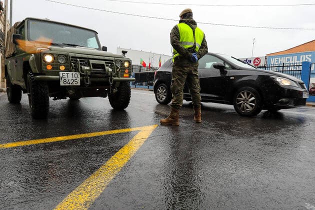 March 27, 2020, Valencia, VALENCIA, SPAIN: Illustration, Control of the National Police (UPA) and the Military of Communications 21 of the Marines during the thirteenth day after the Government declared the state of alarm in Spain and recommended people to stay at home to fight coronavirus COVID-19 on March 27, 2020 in Valencia, Spain Valencia SPAIN - ZUMAa181 20200327_zaa_a181_082 Copyright: xIvanxTerronx