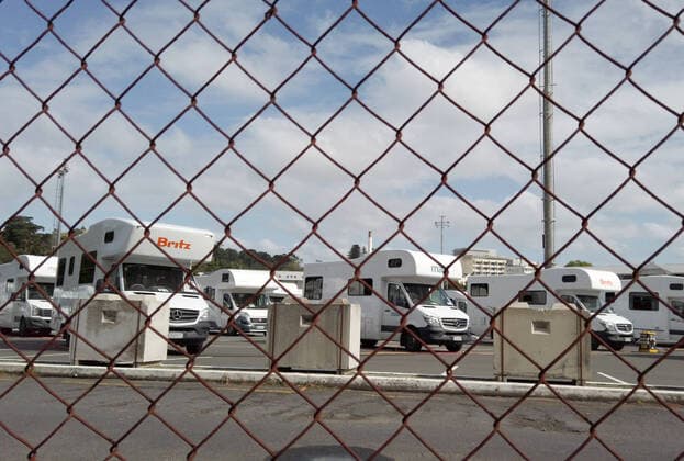 (200327) -- AUKLAND, March 27, 2020 (Xinhua) -- A large number of recreational vehicles (RV) are seen in a RV parking lot in Auckland, New Zealand, March 27, 2020. As an emergency and supplementary means of epidemic prevention measures, some big cities of New Zealand have prepared hundreds of RV as backup quarantine facility. (Xinhua) NEW ZEALAND-AUKLAND-COVID-19-RV 