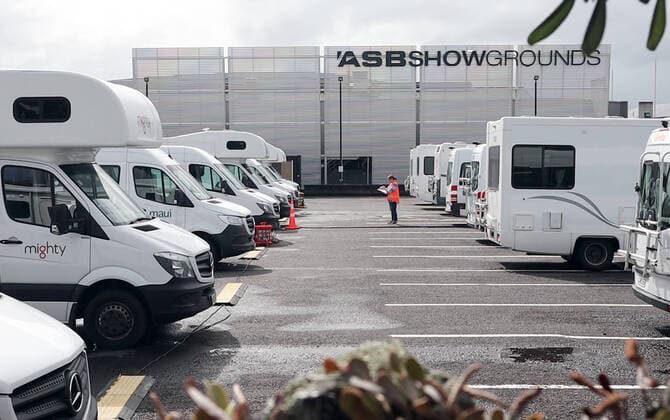 (200327) -- AUKLAND, March 27, 2020 (Xinhua) -- A staff registers and checks the recreational vehicles (RV) in a RV parking lot in Auckland, New Zealand, March 27, 2020. As an emergency and supplementary means of epidemic prevention measures, some big cities of New Zealand have prepared hundreds of RV as backup quarantine facility. (Xinhua) NEW ZEALAND-AUKLAND-COVID-19-RV 