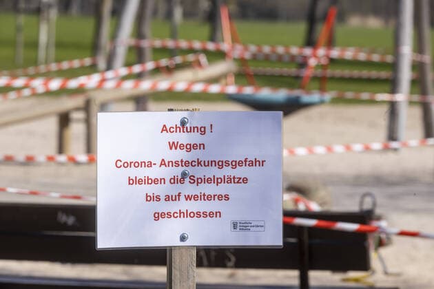 Stuttgart, 27.03.2020: Geschlossener Spielplatz im Rosensteinpark Stuttgart. Auswirkungen der Corona-Krise. DEU, Deutschland, Baden-Württemberg