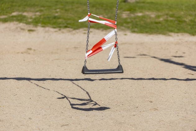 Stuttgart, 27.03.2020: Geschlossener Spielplatz im Rosensteinpark Stuttgart. Auswirkungen der Corona-Krise. DEU, Deutschland, Baden-Württemberg