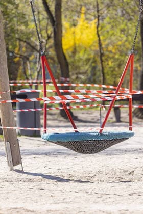 Stuttgart, 27.03.2020: Geschlossener Spielplatz im Rosensteinpark Stuttgart. Auswirkungen der Corona-Krise. DEU, Deutschland, Baden-Württemberg