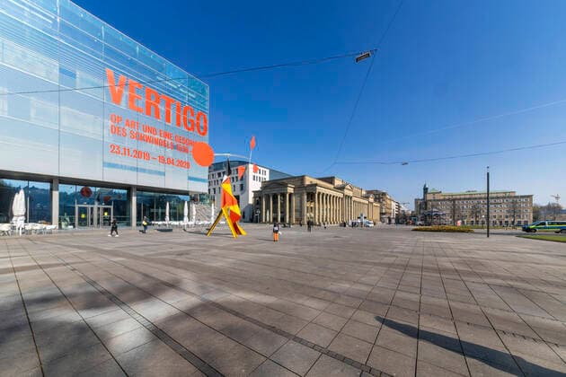 Stuttgart, 27.03.2020: Auswirkungen der Corona-Krise: Am Schlossplatz Stuttgart sind trotz Frühlingswetter die Straßen leer. Fußgängerzone Königstraße. DEU, Deutschland, Baden-Württemberg
