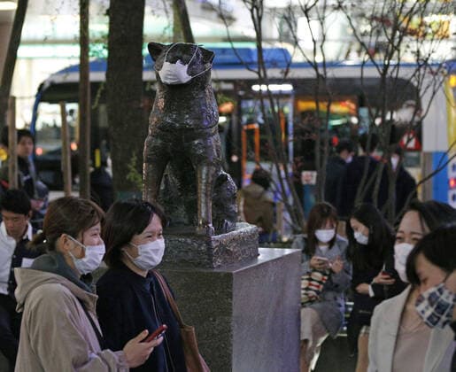 New coronavirus Pedestrians and the Hachiko dog statue wear masks in front of Tokyo s Shibuya Station on March 27, 2020, amid the spread of the new coronavirus. 