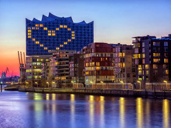 The Hotel Westin Hamburg in the Elbphilharmonie shines in the evening with a big heart Stays healthy Â