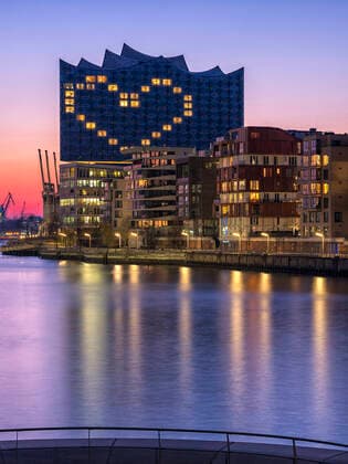 The Hotel Westin Hamburg in the Elbphilharmonie shines in the evening with a big heart Stays healthy Â