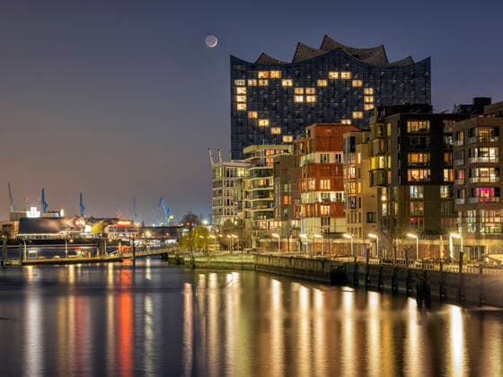 The Hotel Westin Hamburg in the Elbphilharmonie shines in the evening with a big heart Stays healthy Â