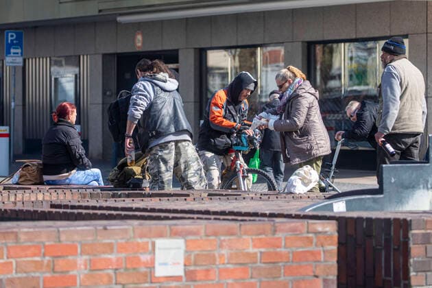 27 03 2020, DU Duisburg , Corona paralyzes Duisburg city center , People wearing face masks , Homeless people in groups , Police control homeless people in the city center continue to meet in groups