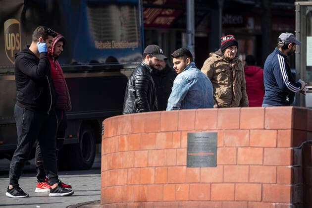27 03 2020, DU Duisburg , Corona paralyses Duisburg city centre , People wearing face masks on the way , Homeless people in groups on the way , Police controls groups of migrants in the city centre continue to meet in groups