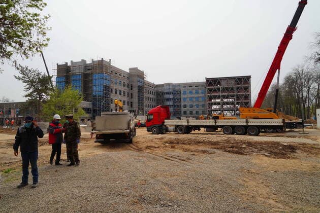 (200327) -- TASHKENT, March 27, 2020 (Xinhua) -- Workers are busy at the construction site of the hospital dedicated to treating COVID-19 patients in Tashkent, Uzbekistan, March 27, 2020. Tashkent has accelerated the construction of three specialized hospitals for treating COVID-19 patients. Uzbekistan reported its first death from COVID-19, the ministry of health said Friday. Uzbekistan now has 83 confirmed cases of COVID-19, most of them in Tashkent. (Photo by Zafar Khalilov Xinhua) UZBEKISTAN-TASHKENT-COVID-19-HOSPITAL-CONSTRUCTION 