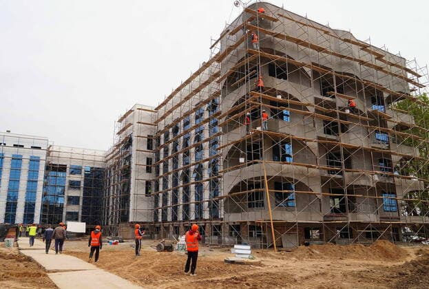 (200327) -- TASHKENT, March 27, 2020 (Xinhua) -- Workers are busy at the construction site of the hospital dedicated to treating COVID-19 patients in Tashkent, Uzbekistan, March 27, 2020. Tashkent has accelerated the construction of three specialized hospitals for treating COVID-19 patients. Uzbekistan reported its first death from COVID-19, the ministry of health said Friday. Uzbekistan now has 83 confirmed cases of COVID-19, most of them in Tashkent. (Photo by Zafar Khalilov Xinhua) UZBEKISTAN-TASHKENT-COVID-19-HOSPITAL-CONSTRUCTION 