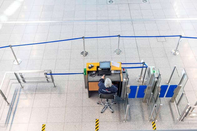 Stuttgart, 27 03 2020 Spooky emptiness at Stuttgart Airport The airport has switched to emergency operation Terminal 1 is completely closed, passengers for a handful of flights a day are routed through Terminal 3 DEU, Germany, Baden Württemberg