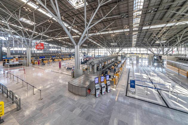 Stuttgart, 27 03 2020 Spooky emptiness at Stuttgart Airport The airport has switched to emergency operation Terminal 1 is completely closed, passengers for a handful of flights a day are routed through Terminal 3 DEU, Germany, Baden Württemberg