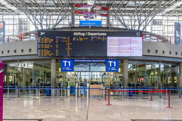 Stuttgart, 27 03 2020 Spooky emptiness at Stuttgart Airport The airport has switched to emergency operation Terminal 1 is completely closed, passengers for a handful of flights a day are routed through Terminal 3 DEU, Germany, Baden Württemberg