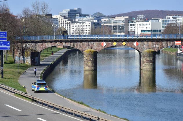 Little activity in the Saarbrücken city centre during the Corona crisis on Friday 27 3 2020 The police even check the towpath bub