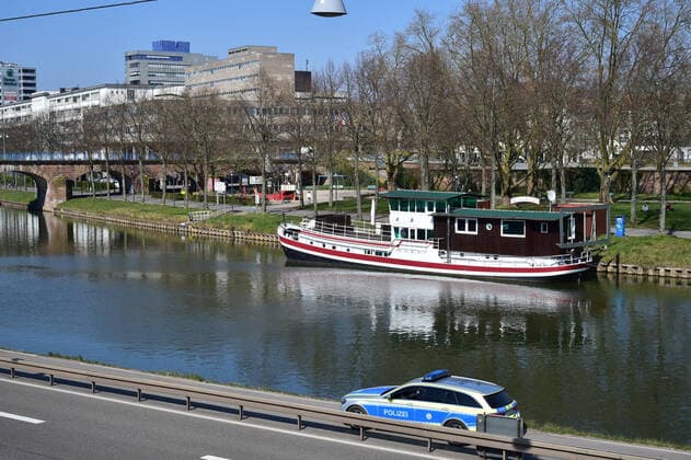 Little activity in the Saarbrücken city centre during the Corona crisis on Friday 27 3 2020 The police even check the towpath bub