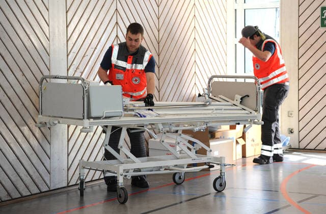 Old hospital beds, bedside tables and accessories will be brought on Friday 27 03 2020 from the Dillinger Marienhausklinik to the gymnasium of the Max Planck Gymnasium in Saarlouis 17 volunteers from the DRK and the fire brigades of Wadgassen and Ensdorf are on duty and will move the necessary items The beds wi bub