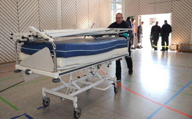 Old hospital beds, bedside tables and accessories will be brought on Friday 27 03 2020 from the Dillinger Marienhausklinik to the gymnasium of the Max Planck Gymnasium in Saarlouis 17 volunteers from the DRK and the fire brigades of Wadgassen and Ensdorf are on duty and will move the necessary items The beds wi bub