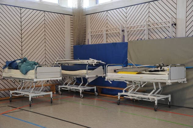 Old hospital beds, bedside tables and accessories will be brought on Friday 27 03 2020 from the Dillinger Marienhausklinik to the gymnasium of the Max Planck Gymnasium in Saarlouis 17 volunteers from the DRK and the fire brigades of Wadgassen and Ensdorf are on duty and will move the necessary items The beds will bub