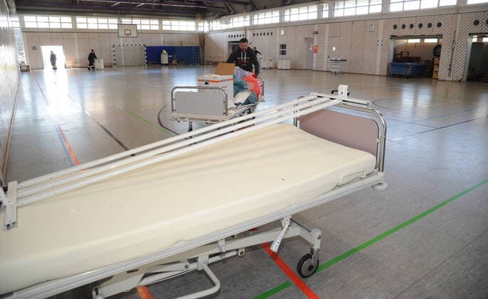 Old hospital beds, bedside tables and accessories will be brought on Friday 27 03 2020 from the Dillinger Marienhausklinik to the gymnasium of the Max Planck Gymnasium in Saarlouis 17 volunteers from the DRK and the fire brigades of Wadgassen and Ensdorf are on duty and will move the necessary items The beds wi bub