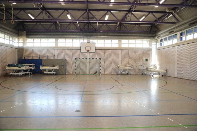 Old hospital beds, bedside tables and accessories will be brought on Friday 27 03 2020 from the Dillinger Marienhausklinik to the gymnasium of the Max Planck Gymnasium in Saarlouis 17 volunteers from the DRK and the fire brigades of Wadgassen and Ensdorf are on duty and will move the necessary items The beds wi bub