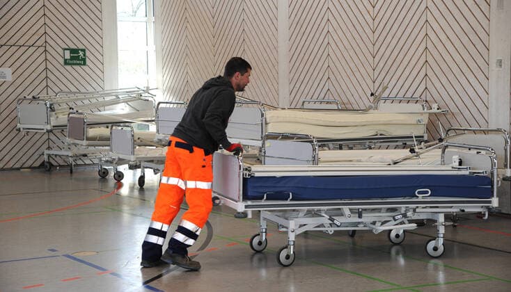 Old hospital beds, bedside tables and accessories will be brought on Friday 27 03 2020 from the Dillinger Marienhausklinik to the gymnasium of the Max Planck Gymnasium in Saarlouis 17 volunteers from the DRK and the fire brigades of Wadgassen and Ensdorf are on duty and will move the necessary items The beds wi bub