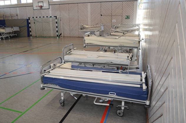 Old hospital beds, bedside tables and accessories will be brought on Friday 27 03 2020 from the Dillinger Marienhausklinik to the gymnasium of the Max Planck Gymnasium in Saarlouis 17 volunteers from the DRK and the fire brigades of Wadgassen and Ensdorf are on duty and will move the necessary items The beds wi bub