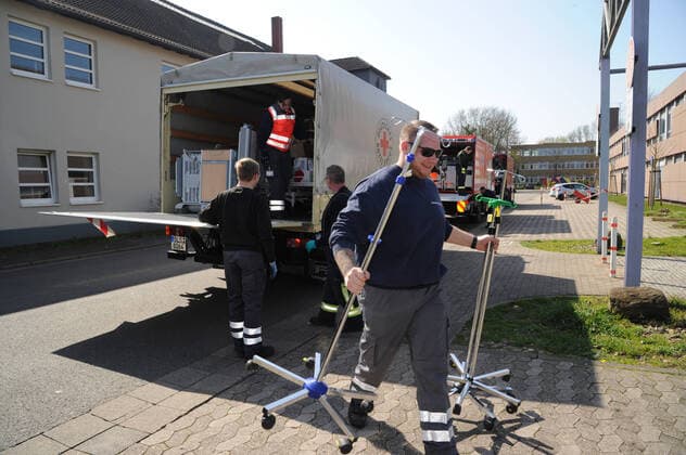 Old hospital beds, bedside tables and accessories will be brought on Friday 27 03 2020 from the Dillinger Marienhausklinik to the gymnasium of the Max Planck Gymnasium in Saarlouis 17 volunteers from the DRK and the fire brigades of Wadgassen and Ensdorf are on duty and will move the necessary items The beds wi bub