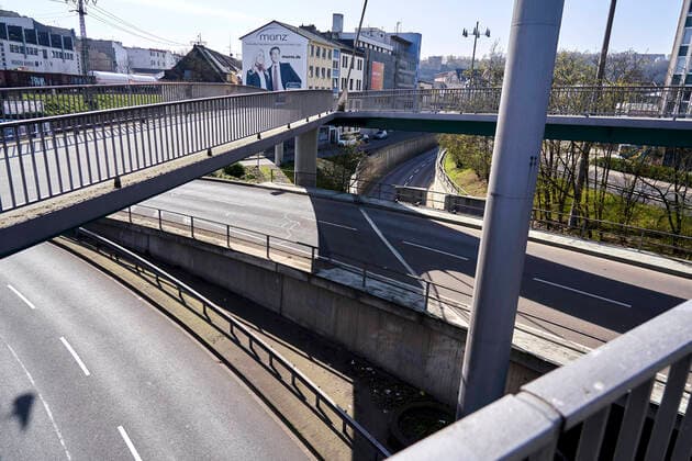 Coronavirus Koblenz 27 03 2020, Rhineland-Palatinate, Koblenz The streets and pedestrian bridges of Koblenz are as empty as a doornail because of the initial regulation on coronavirus