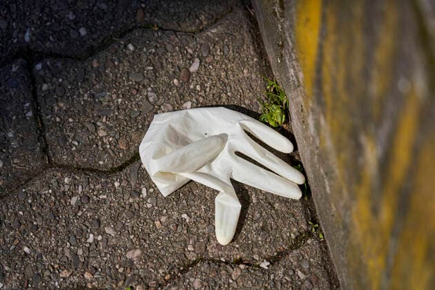 Coronavirus Koblenz 27 03 2020, Rheinland Pfalz, Koblenz A discarded disposable glove is lying on the floor Many people now use gloves to prevent transmission of coronavirus through smear infections