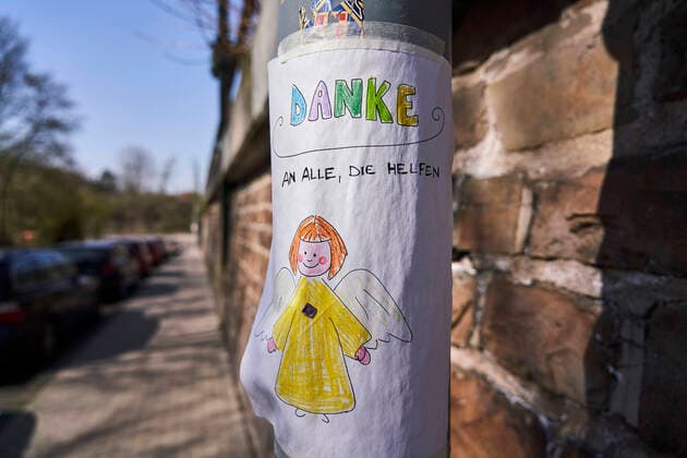 Coronavirus Koblenz 27 03 2020, Rheinland Pfalz, Koblenz A child has painted an angel on a DIN A4 sheet of paper with the inscription THANK YOU to all who help and attached to a lamppost The coronavirus presents people with unknown challenges