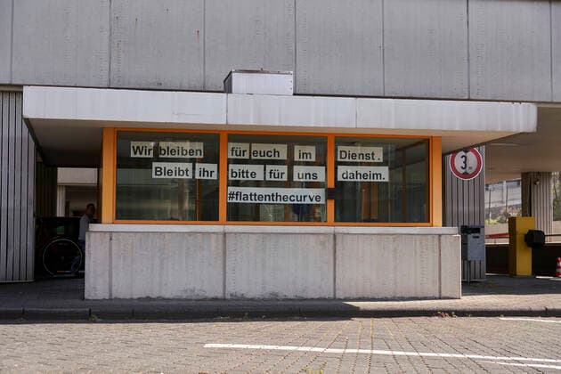 Coronavirus Koblenz 27 03 2020, Rhineland-Palatinate, Koblenz A notice on the former gate to the police headquarters in Koblenz can be read We will remain in service for you Please remain at home for us flattenthecurve