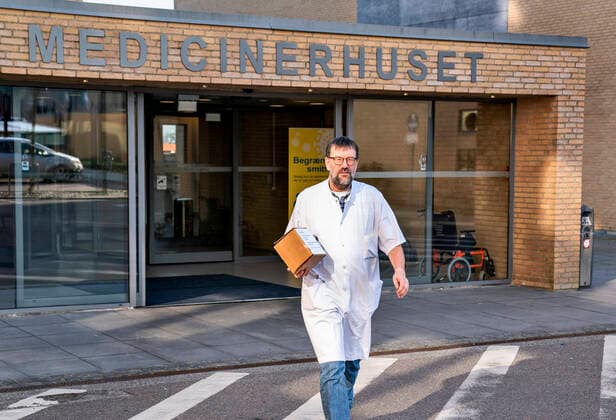 Leading consultant Henrik Nielsen has here received the drug Remdesivir against Covid 19 in a cool box at Aalborg University Hospital. patients in Denmark including one at Aalborg University Hospital, Aalborg Jutland Denmark,  Copyright: HenningxBagger HenningxBaggerx COP113 spdk20200327-160112-L